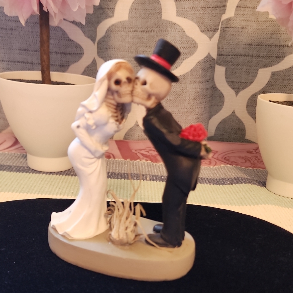 Skeleton Bride and Groom Figurine